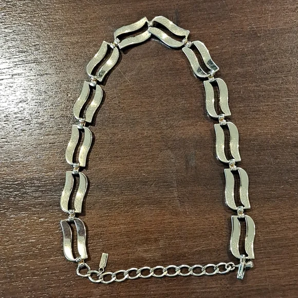 Monet Necklace 16" Wave Link Goldtone - Picture 6 of 7